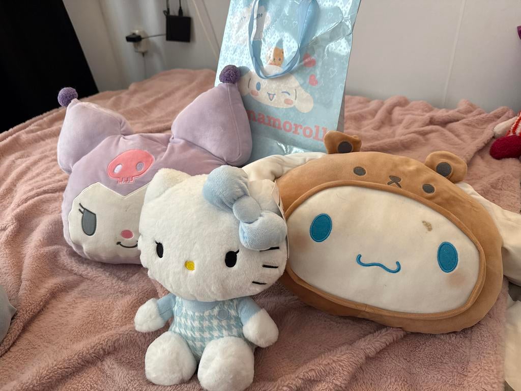 Sanrio knuffels: Hello Kitty, Kuromi en Cinnamoroll, Kinderen en Baby's, Overige merken, Overige typen, Ophalen of Verzenden, Middelgroot (20 tot 80 cm)