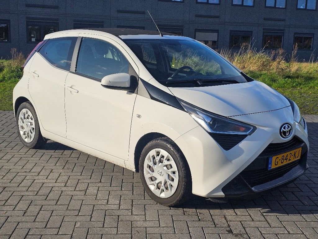 Toyota Aygo 1.0 VVT-i x-play limited | Open dak | Lage km, Voorwielaandrijving, Dealer onderhouden, Euro 6, 4 stoelen