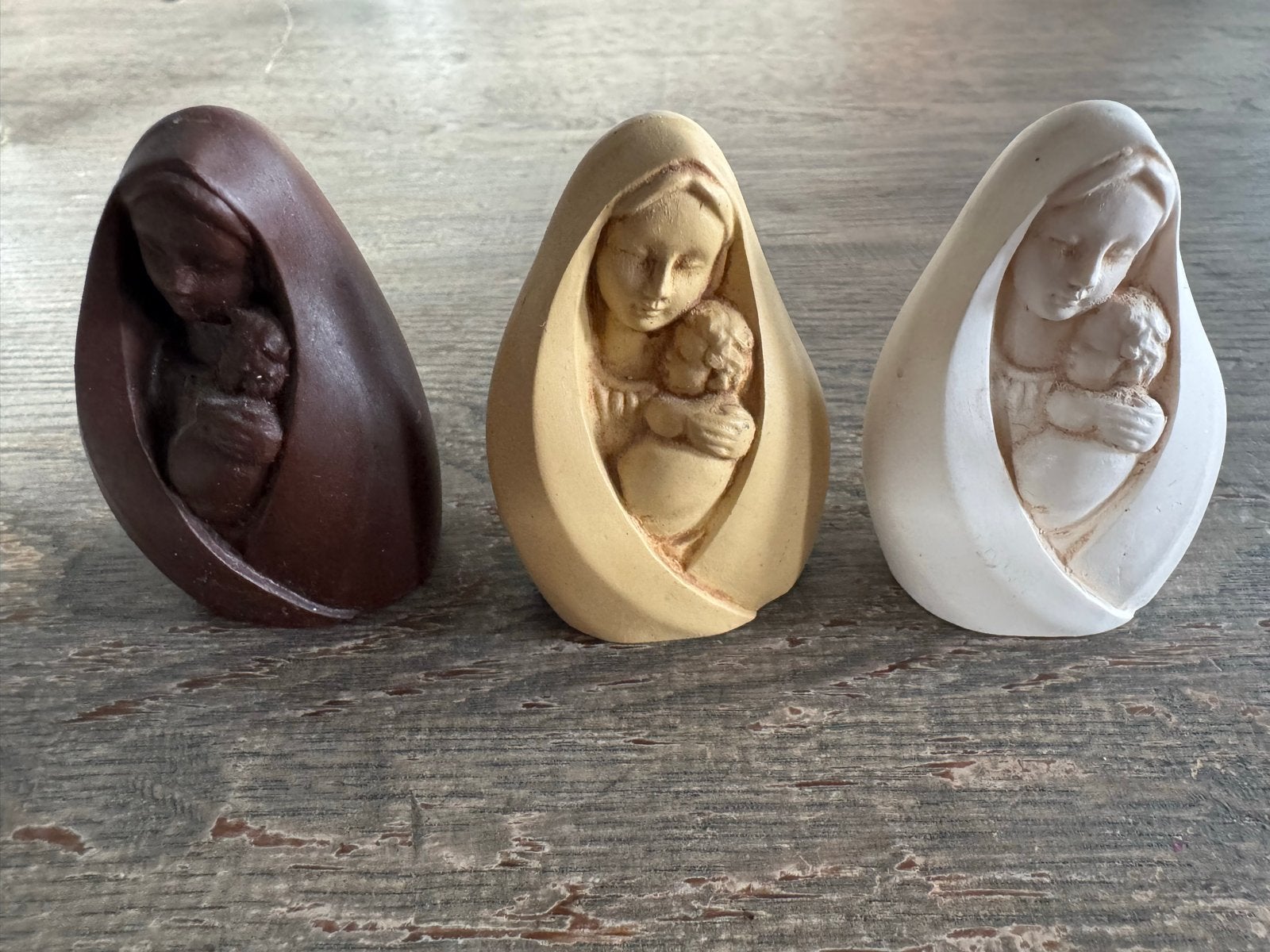 Set van 3 Maria met kind beelden - Diverse kleuren, Antiek en Kunst, Ophalen of Verzenden
