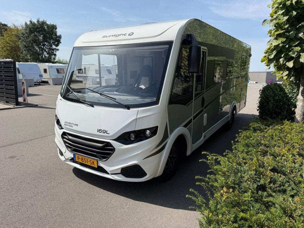 Sunlight Adventure Edition 69 L Queensbed hefbed, Caravans en Kamperen, Sunlight, Ringverwarming, Fiat, Luifel