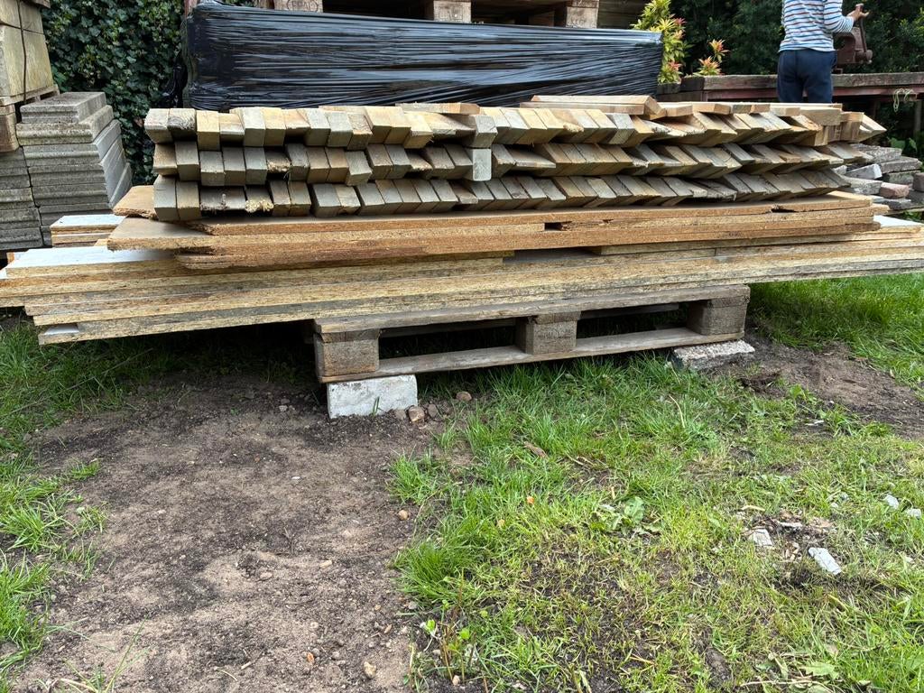 Bekisting 121 stuks 5x7 piket palen, +- 40m stroken, Ophalen, Minder dan 25 mm, Zo goed als nieuw, Plank
