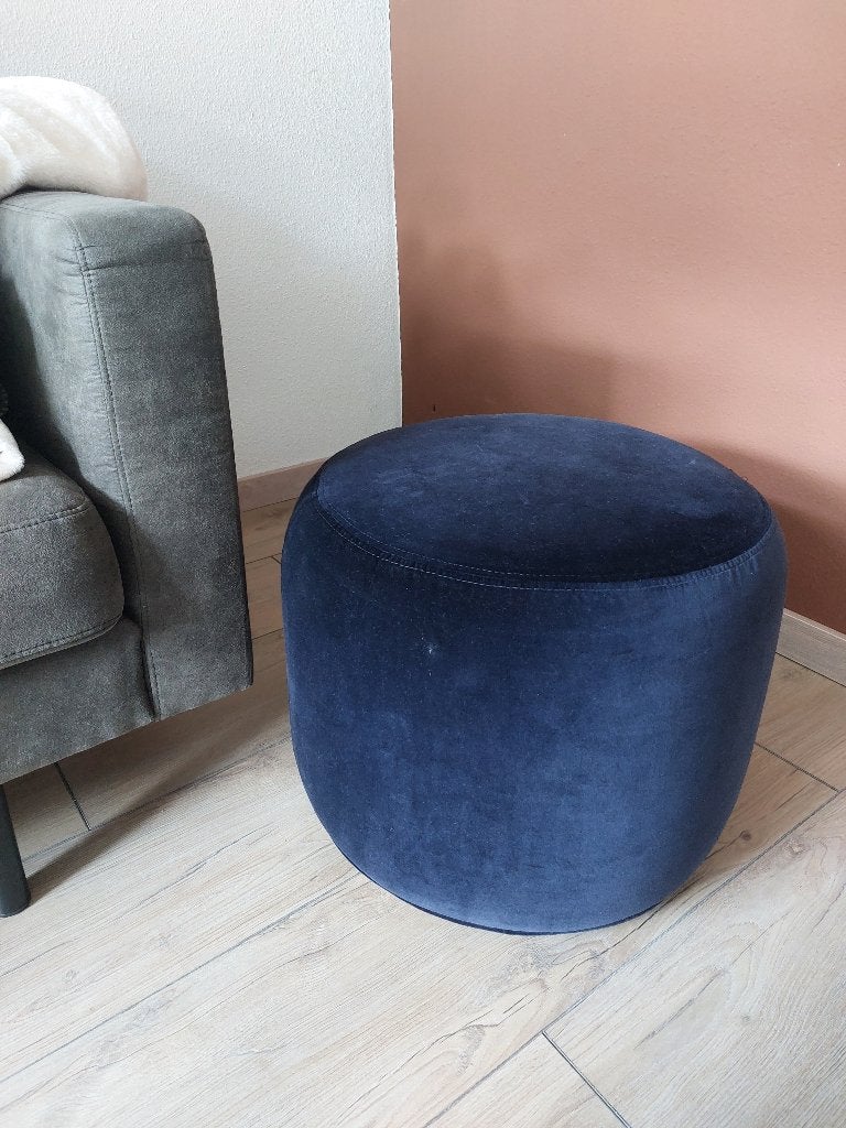Ronde donkerblauwe fluwelen poef - Stockholm ottoman 2017, Huis en Inrichting, Ophalen, Zo goed als nieuw, Overige materialen