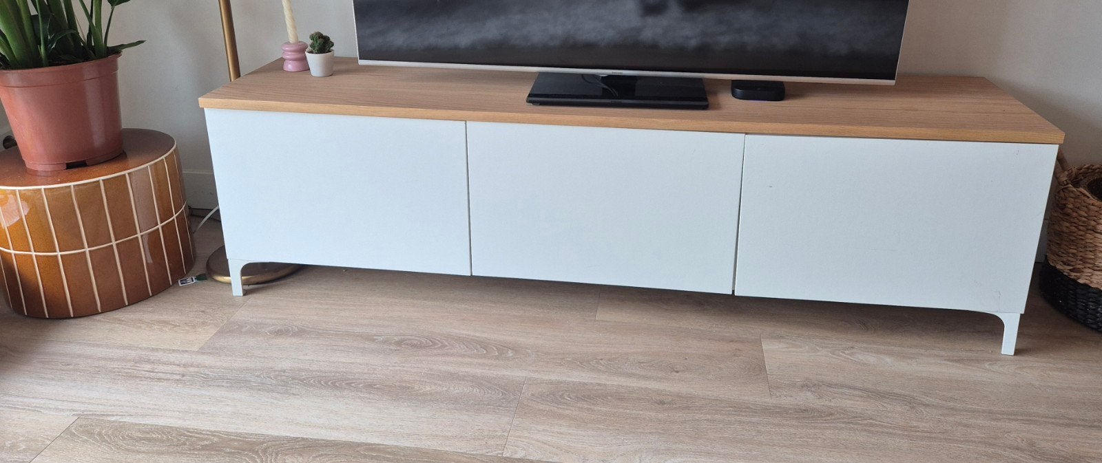 tv meubel Beste ikea wit met houtlook blad, Ophalen, 150 tot 200 cm, Zo goed als nieuw, Minder dan 100 cm