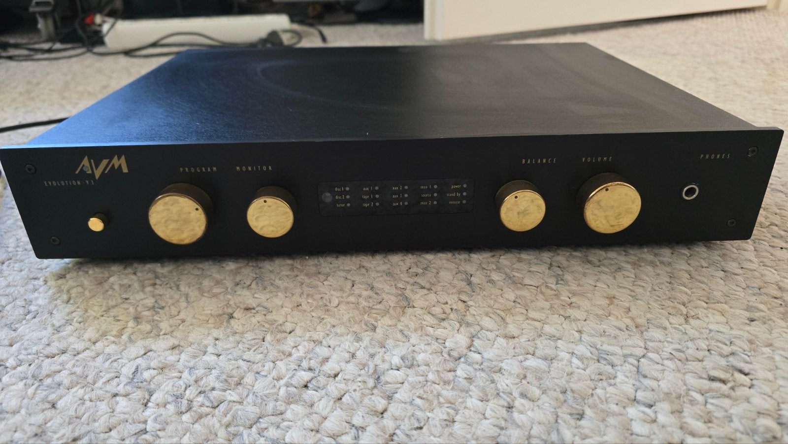 AVM Evolution V3 voorversterker - Zwart met gouden knoppen, Overige merken, Ophalen of Verzenden, Zo goed als nieuw, Minder dan 60 watt