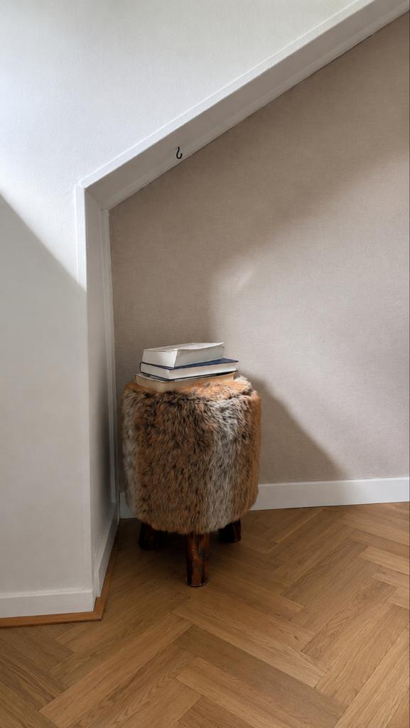 Decoratieve poef met harige bekleding, Ophalen of Verzenden, Zo goed als nieuw