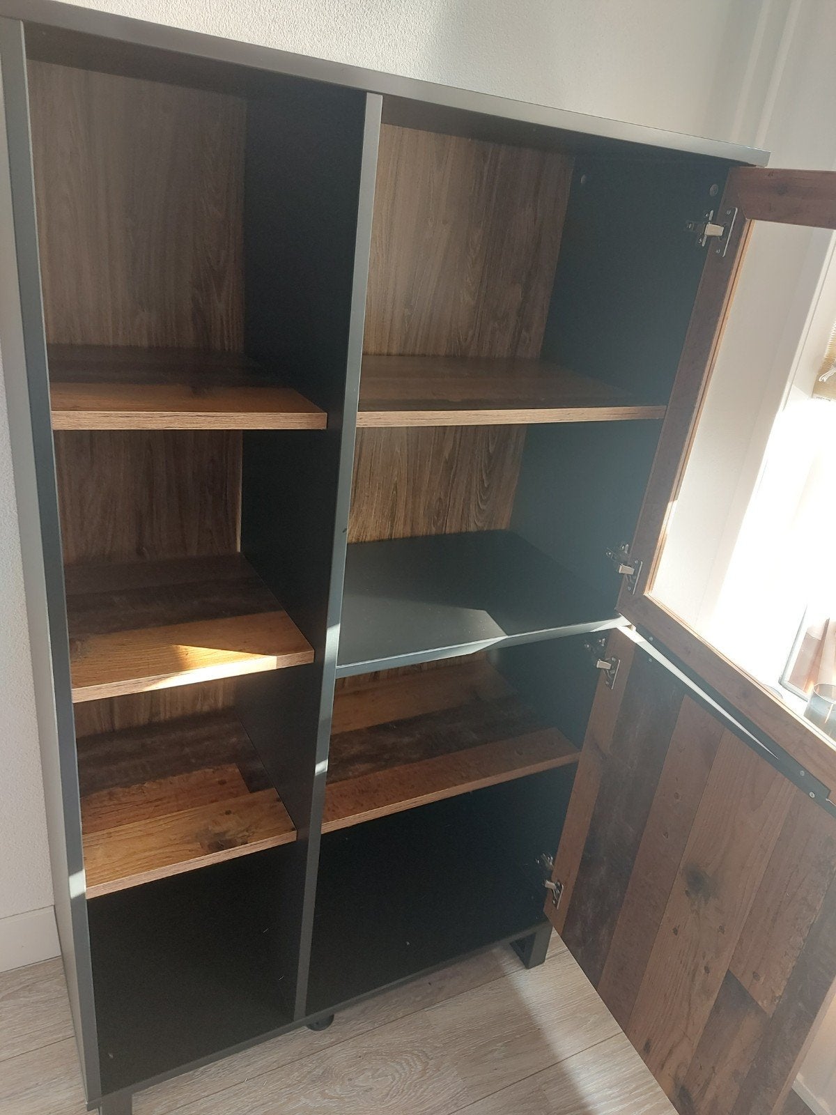 Kleine vitrinekast, donkergrijs en donker hout, 150 tot 200 cm, 25 tot 50 cm, Gebruikt, Met deur(en)