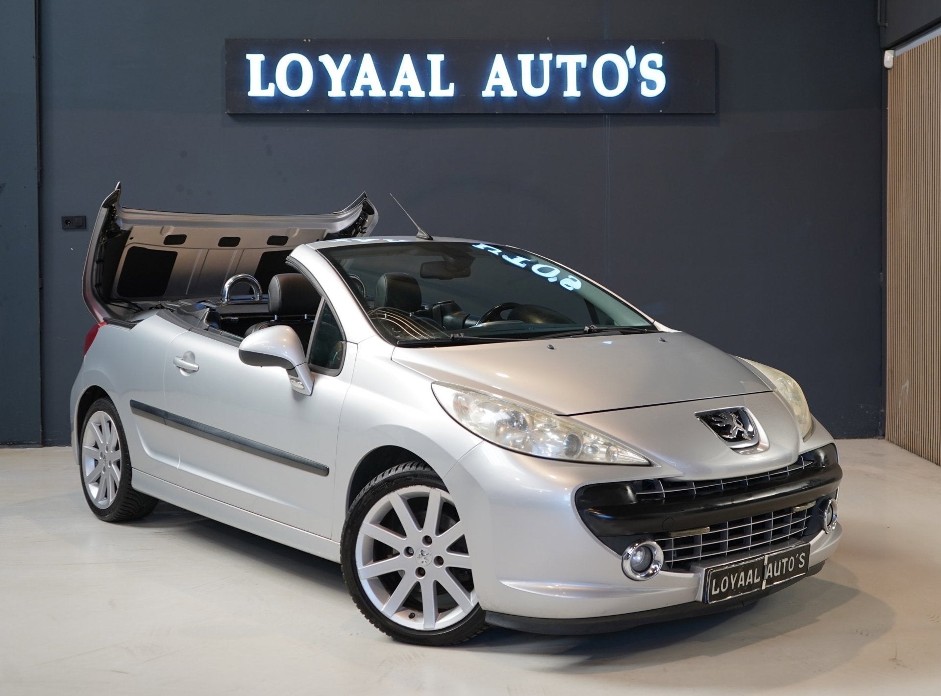 Peugeot 207 CC 1.6 VTi Féline | AUT | CRUISE | JBL | NAP |, Auto's, 4 cilinders, Cabriolet, 4 stoelen, 600 kg