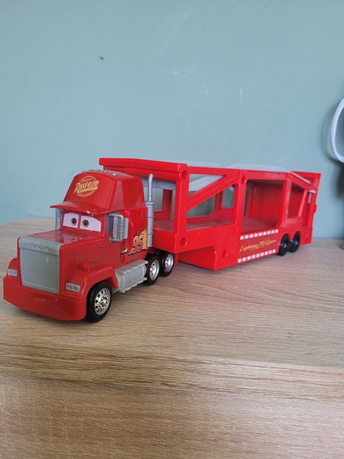 Disney Cars Mack Truck met trailer, Ophalen of Verzenden, Zo goed als nieuw
