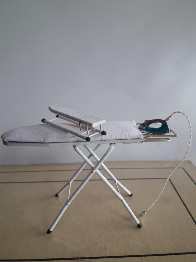 Strijkplank, schaal 1op12, poppenhuis miniatuur., Ophalen of Verzenden, Nieuw, Poppenhuis