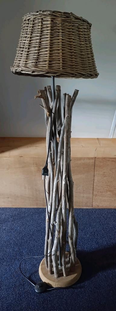 Unieke staande lamp met rieten kap en houten voet, Ophalen, Gebruikt, Overige materialen, Landelijk, Bohemian