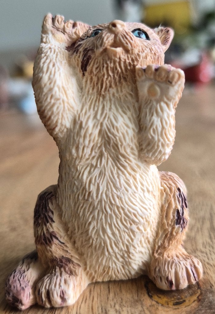 Kleine bruine staande kat   7x4x3 cm, Ophalen of Verzenden, Zo goed als nieuw, Dier