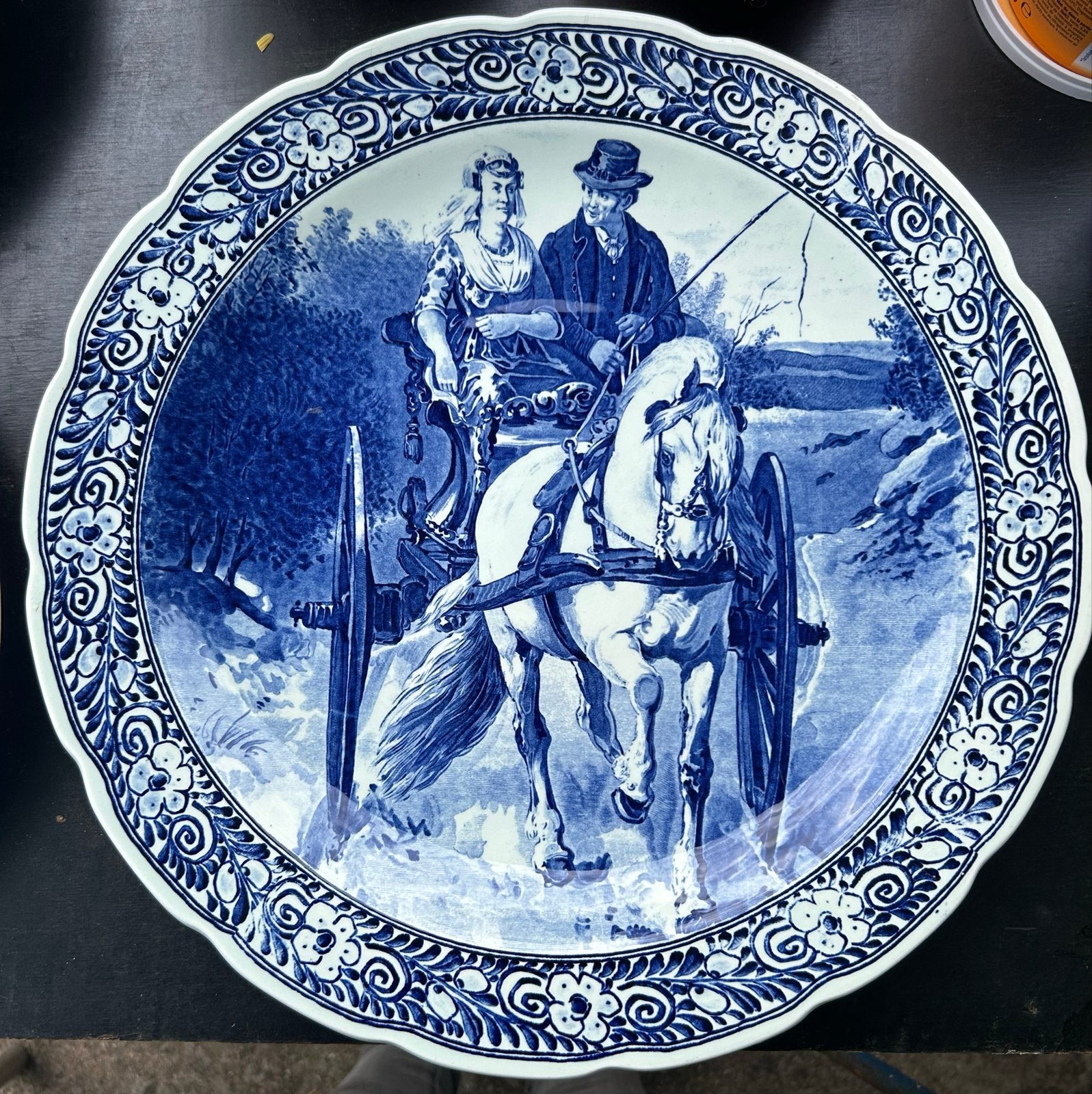 Groot Delfts Blauw Wandbord - Koets met Paard (39 cm), Antiek en Kunst, Ophalen of Verzenden