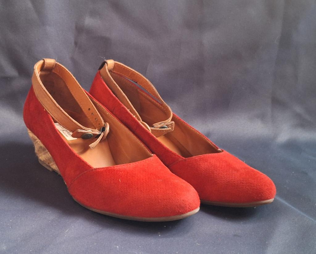 Paul Green rode suède wedge pumps met enkelbandjes - mt 37, Pumps, Ophalen of Verzenden, Zo goed als nieuw, Paul Green