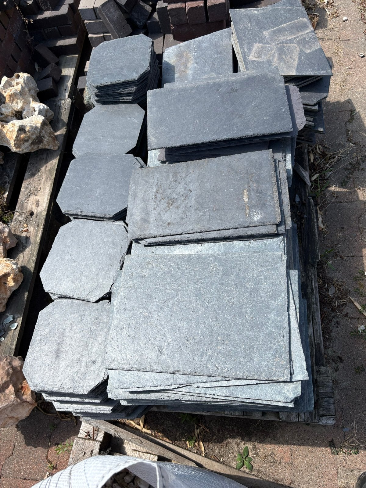 Vijf pallets leiplaatjes in diverse vormen en maten, Doe-het-zelf en Verbouw, Dakpannen en Dakbedekking, Ophalen, Overige materialen