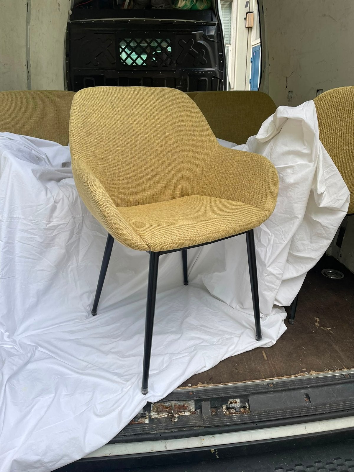 8x Kave Home Konna eetkamerstoelen – mosterdgeel, Huis en Inrichting, Ophalen, Gebruikt, Overige kleuren, Stof