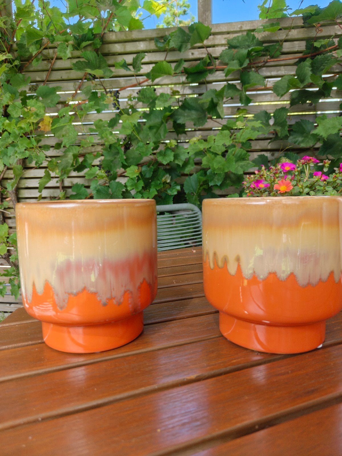Set van 2 oranje bloempotten van Intratuin, Tuin en Terras, Bloempotten, Ophalen, Rond, Zo goed als nieuw, Balkon