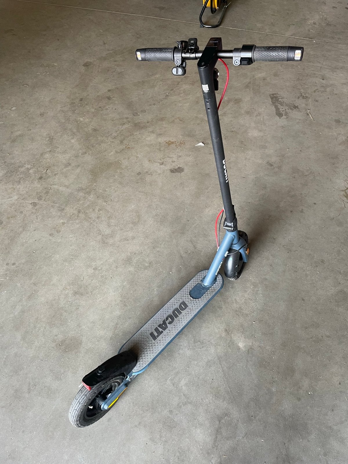 Ducati elektrische step - Zo goed als nieuw met storing!!!, Fietsen en Brommers, Steps, Ophalen, Zo goed als nieuw, Elektrische step (E-scooter)