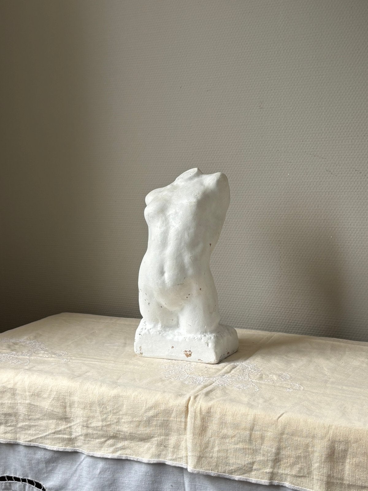 Vintage ceramic torso ‘SHE’ beeld | wit, Ophalen of Verzenden, Zo goed als nieuw, Mens