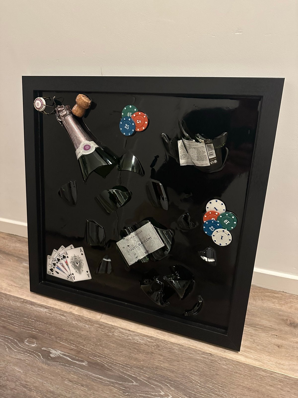 Uniek kunstwerk: Champagnefles en pokerchips in lijst, Ophalen, Zwart, Zo goed als nieuw, Modern