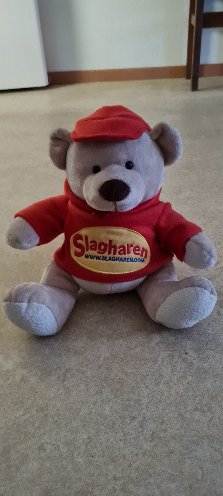 Slagharen knuffelbeer met rood shirt en pet, Gebruikt, Overige merken, Overige karakters, Beer