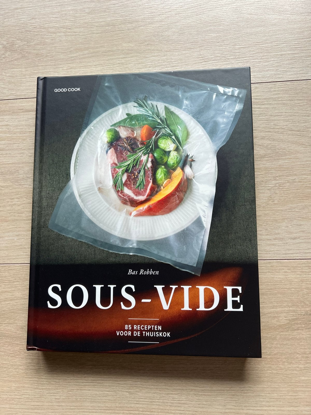 Sous-Vide Kookboek - Bas Robben, Ophalen of Verzenden, Zo goed als nieuw, Overige gebieden, Hoofdgerechten