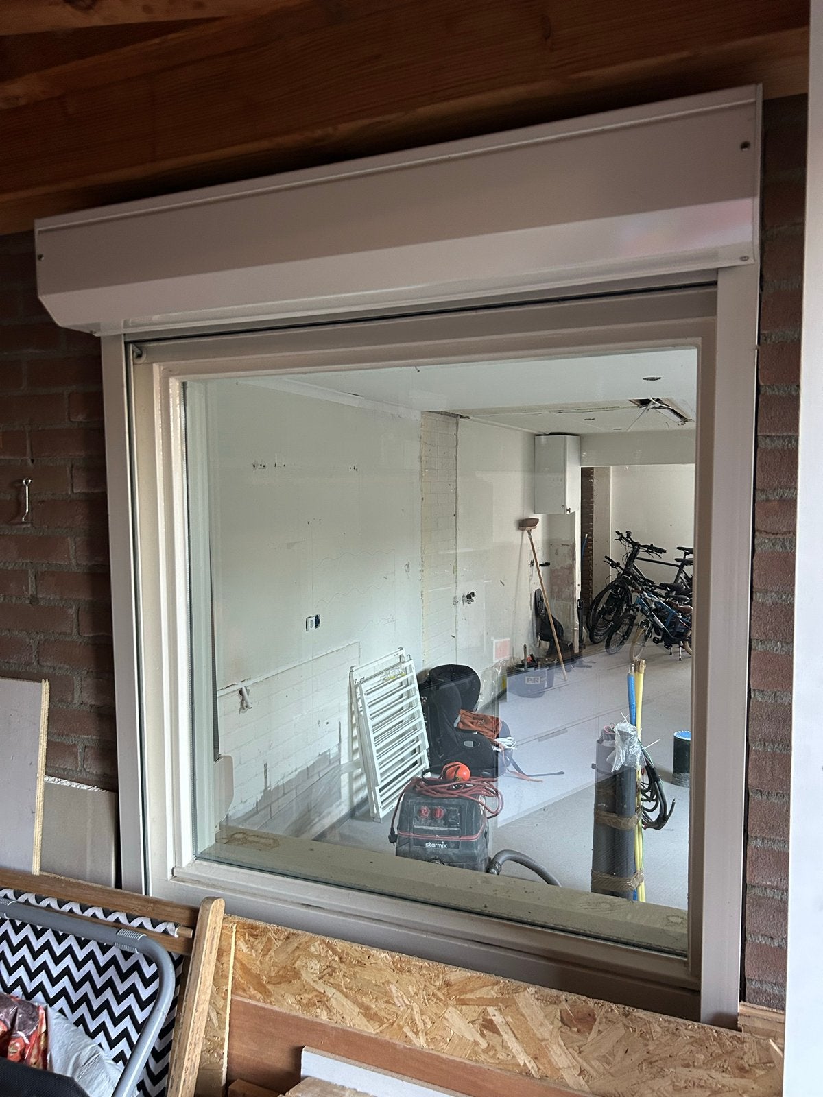 Raamkozijn (hardhout) met dubbel glas en rolluik 100x100 cm, Ophalen, Gevelraam of Ruit, Gebruikt, 80 tot 120 cm