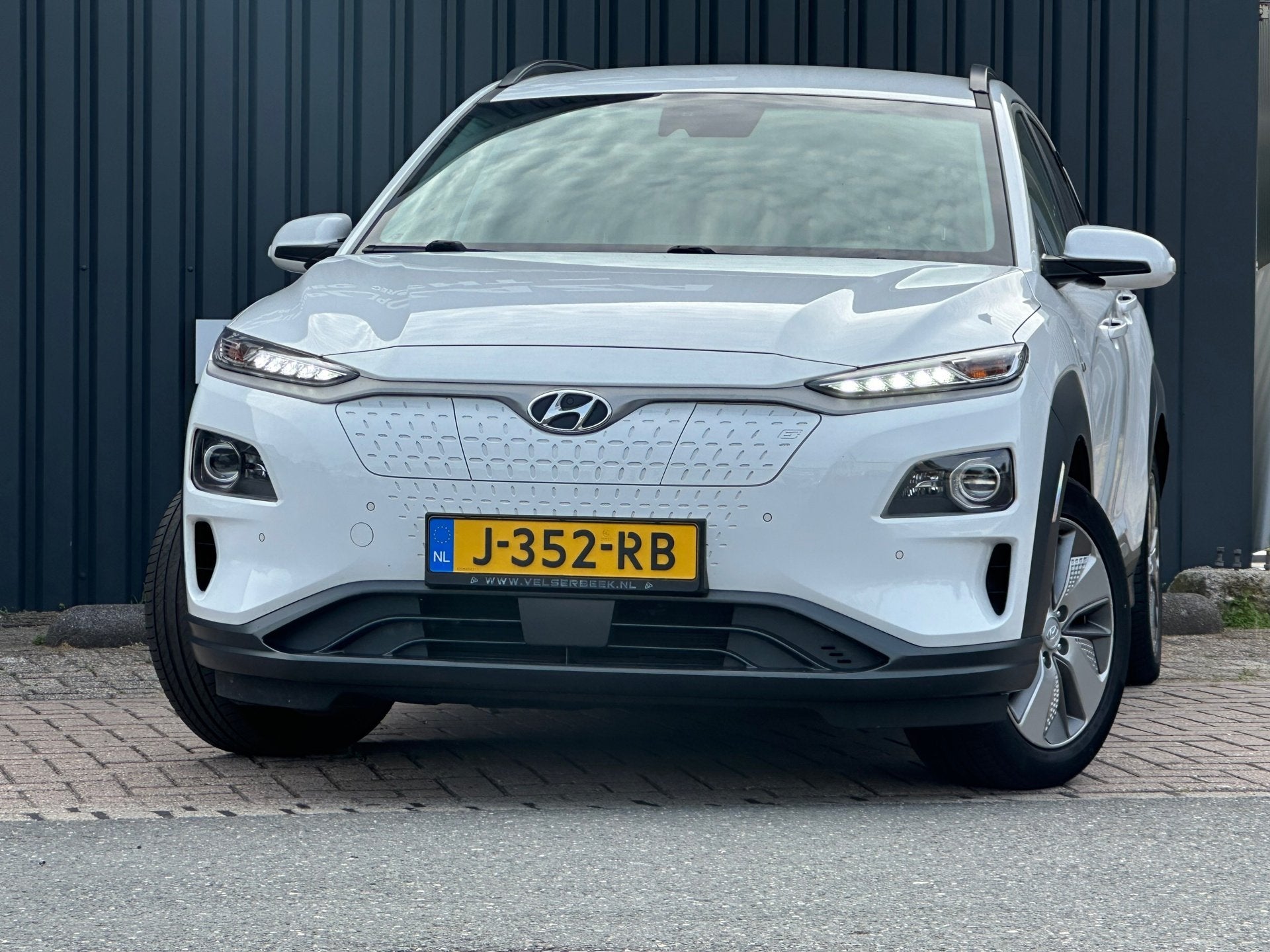 Hyundai Kona EV Premium 64 kWh| SOH 97% | WARMTEPOMP | FASE, Auto's, Automatische klimaatregeling, Gebruikt, Zwart, 174 min
