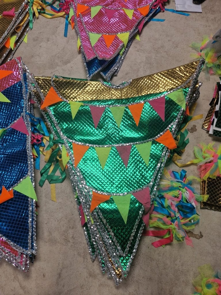 Foto 15 van Carnavalskleding loopgroep optocht/stoet vlaggentjes pakken