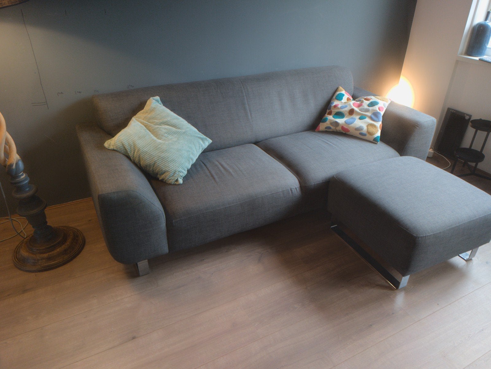 Gratis af te halen. Grijze bank met hocker, 210x93 cm, hocke, Huis en Inrichting, Banken | Bankstellen, Ophalen, Gebruikt, Driepersoons