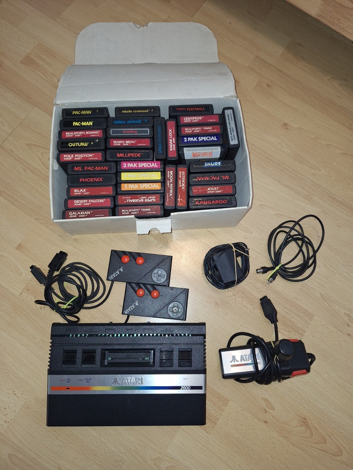 Atari 2600 met 2 controllers en 30+ games - Nieuwstaat!, Met games, Met 2 controllers, Ophalen of Verzenden, Zo goed als nieuw