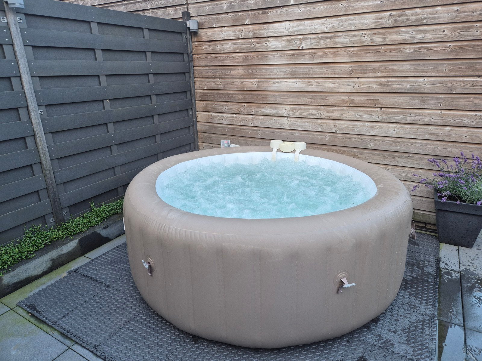 Bestway Lay-Z-Spa Palm Springs AirJet (4-6 personen), Tuin en Terras, Ophalen of Verzenden, Gebruikt, Afdekzeil