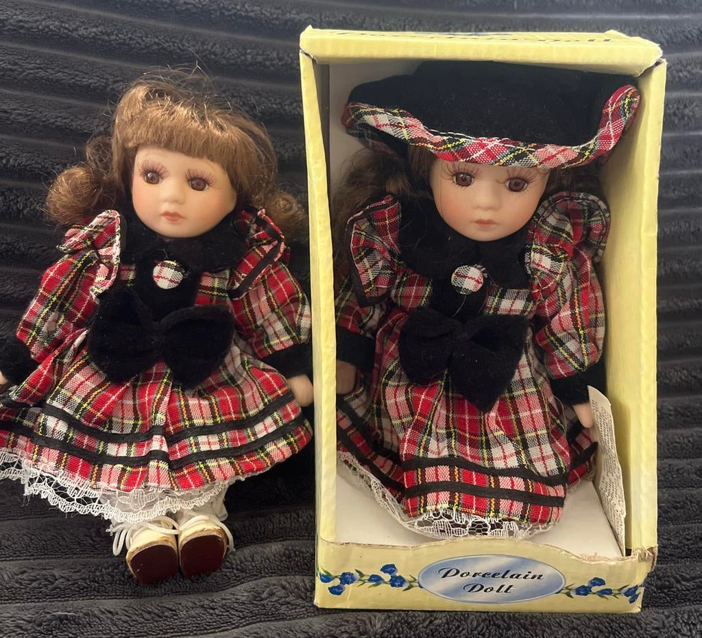 Antieke porseleinen poppen in geruite jurkjes (2 stuks), Ophalen of Verzenden, Zo goed als nieuw, Overige typen