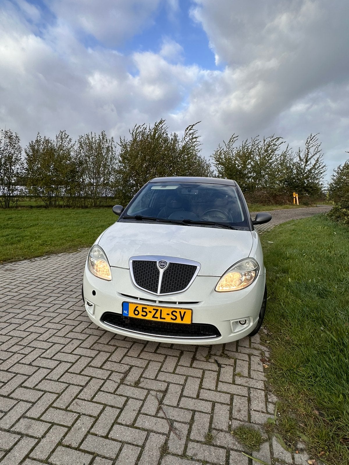 Lancia Ypsilon 1.4 16V 2008 Beige, Auto's, Voorwielaandrijving, 15 km/l, 40 €/maand, Zwart