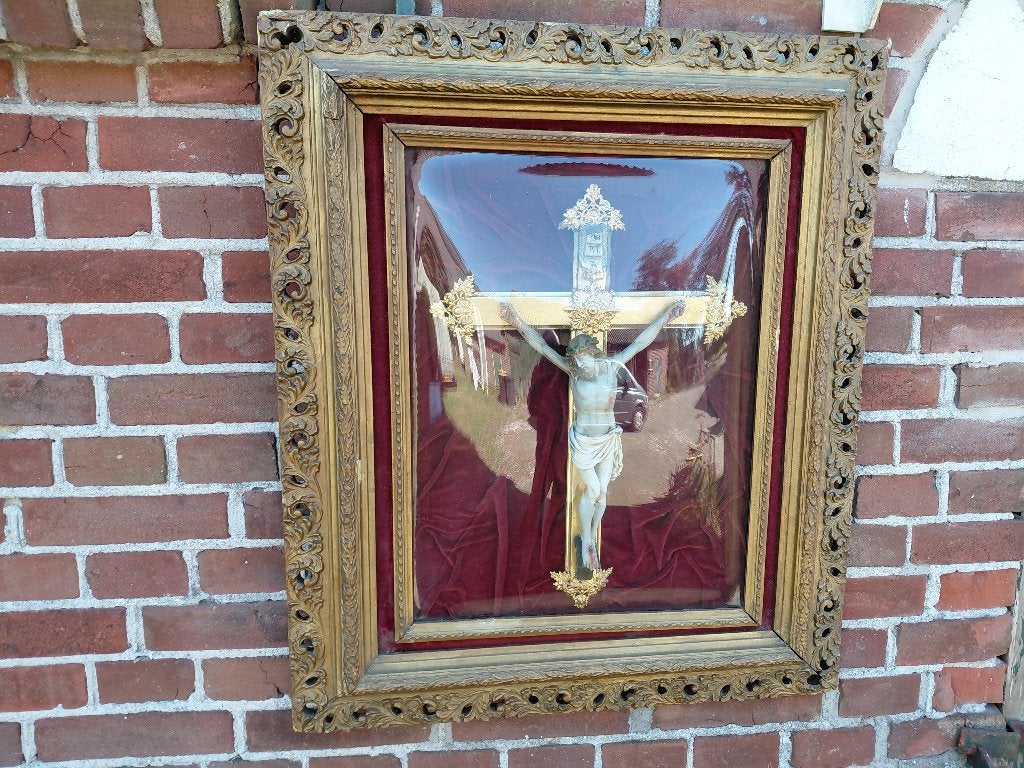Religieuze lijst met bolglas en crusifix, goud verguld., Ophalen