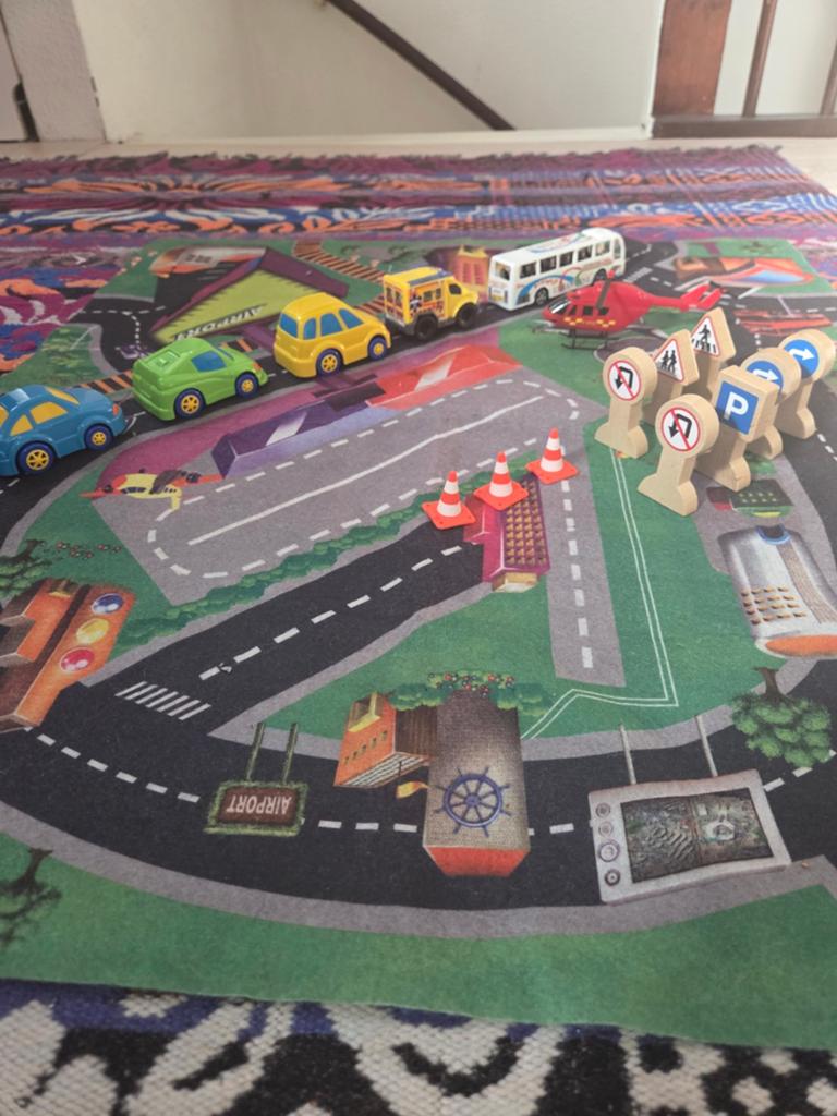 Speelkleed met auto’s en verkeersborden – complete set ️, Ophalen
