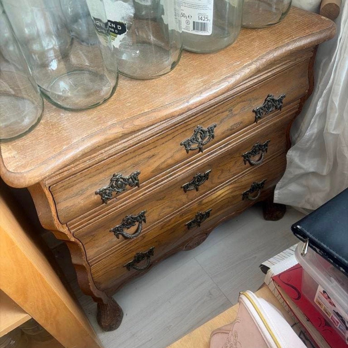 Antiek buikkastje van hout met sierlijke handgrepen, Ophalen