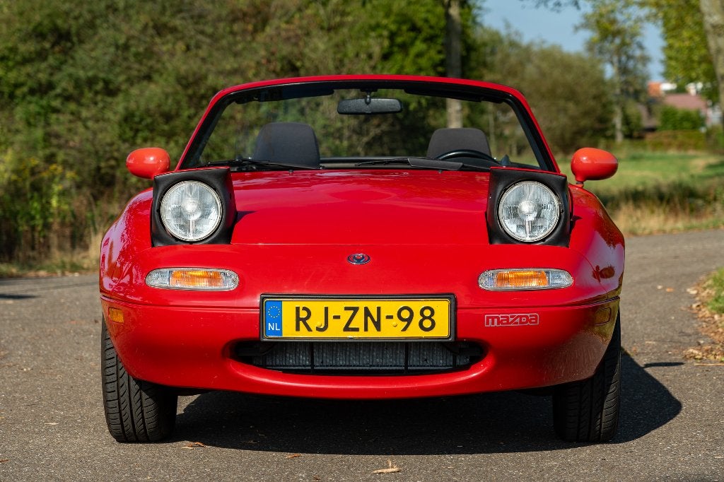 Mazda MX-5 1997, 115k km, NAP, Originele staat, Auto's, 40 €/maand, Zwart, 4 cilinders, Open dak