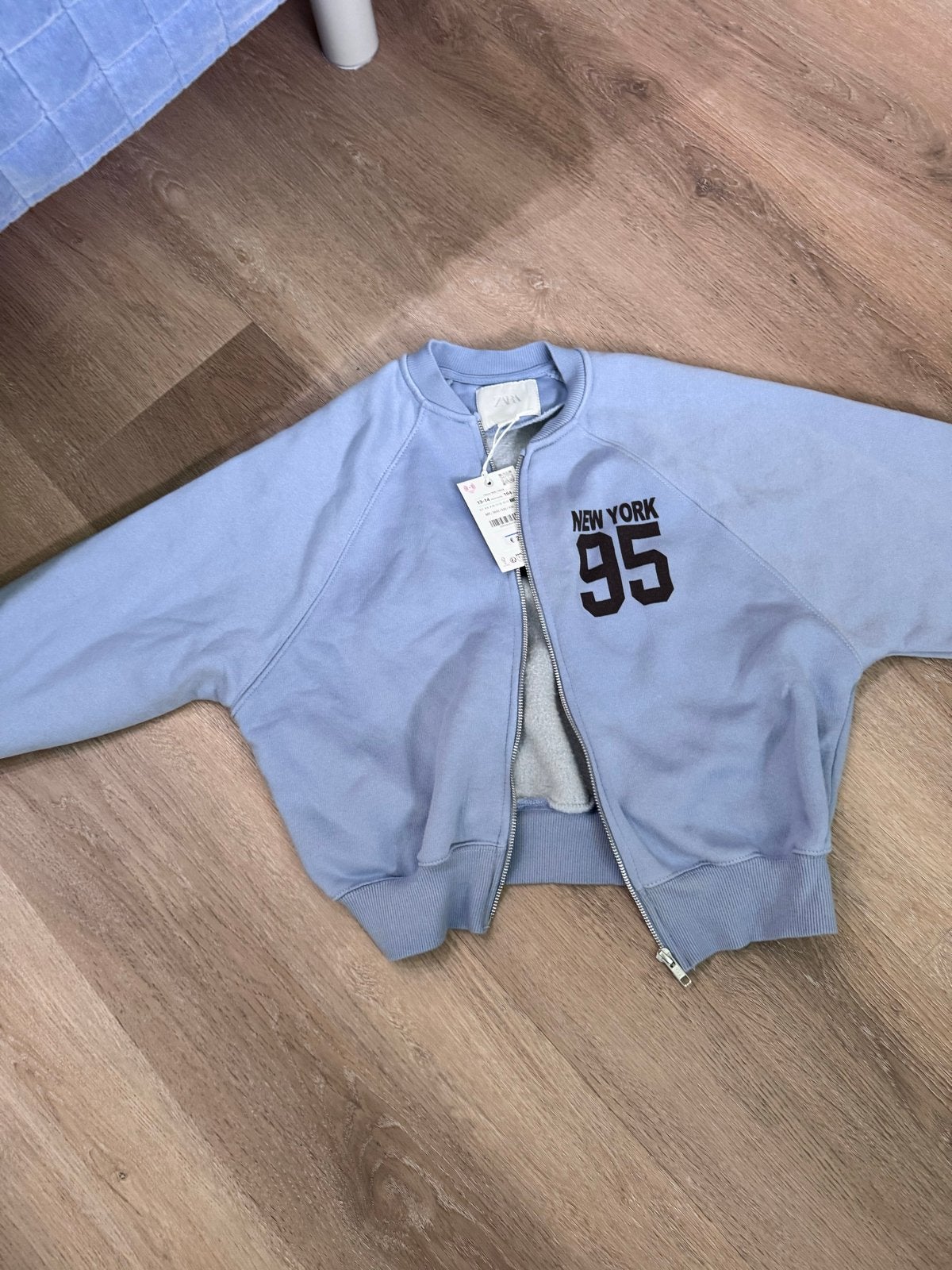 Zara Bomberjack 'New York 95' - Lichtblauw maat 164, Ophalen of Verzenden, Nieuw, Meisje, Trui of Vest