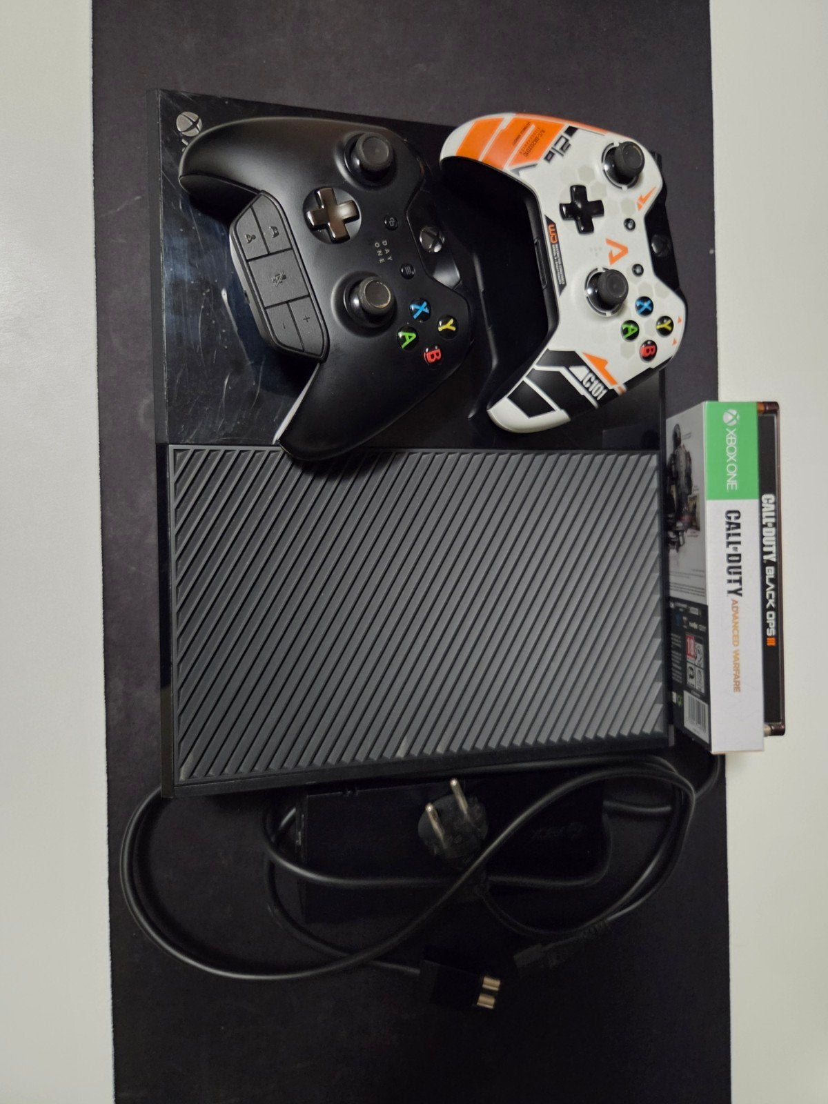 Xbox One Model 1540 met 2 controllers en 2 spellen, Gebruikt, Vanaf 18 jaar, Shooter, 2 spelers