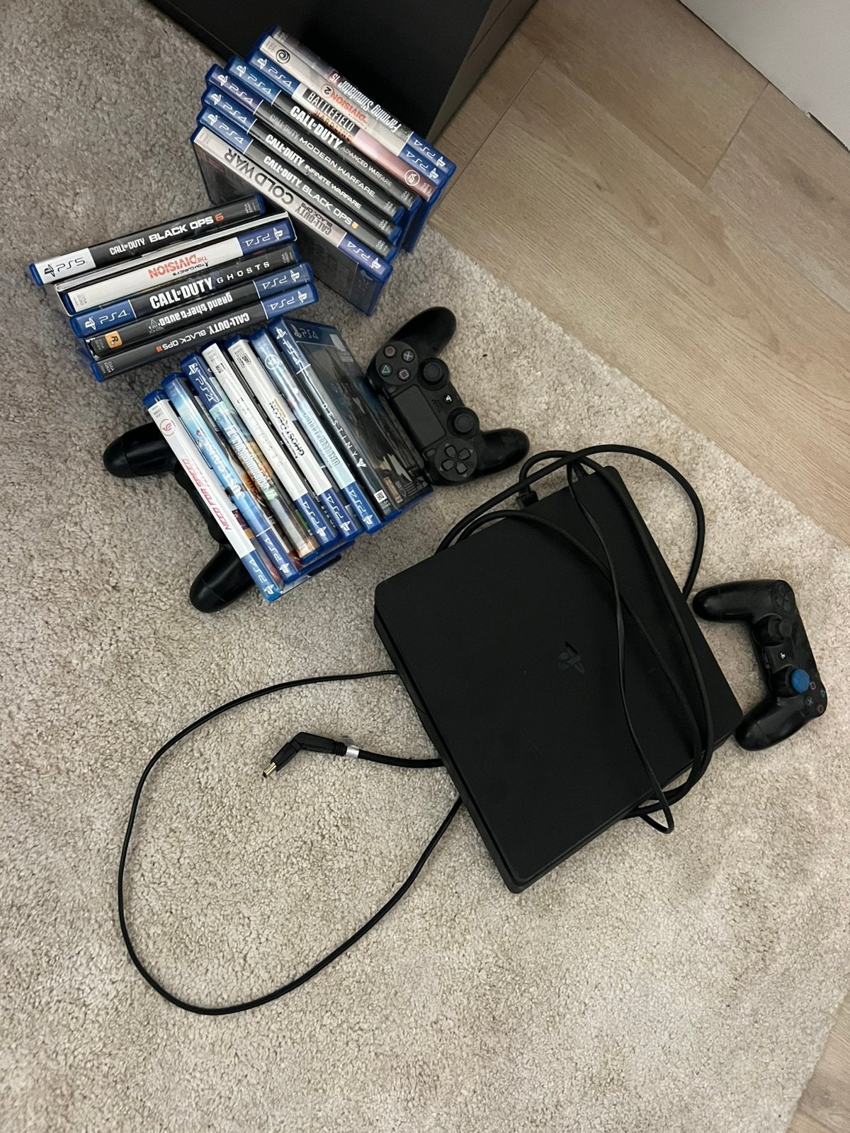 Ps4 met 3controllers en veel spellen, 2 spelers, Ophalen of Verzenden, Zo goed als nieuw, Vanaf 3 jaar