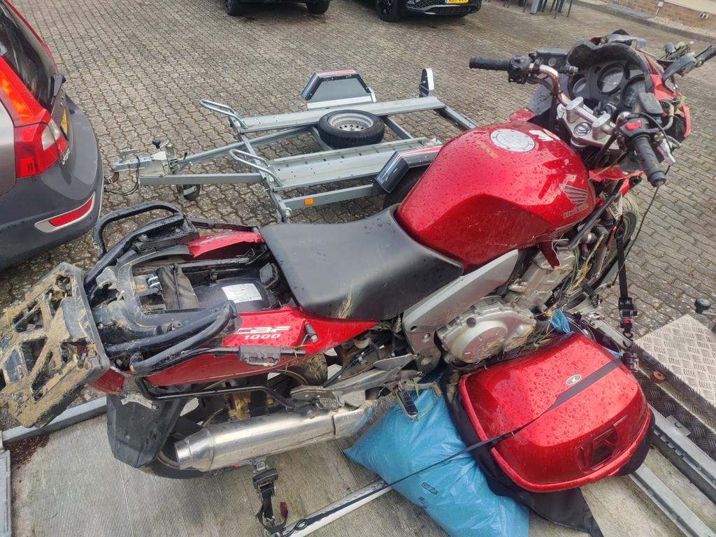 Honda CBF 1000 - Schadevoertuig-MOTOR Start en loopt nog, Motoren, Motoren | Schademotoren, Ophalen, Honda, 4 cilinders, Motorrijbewijs A