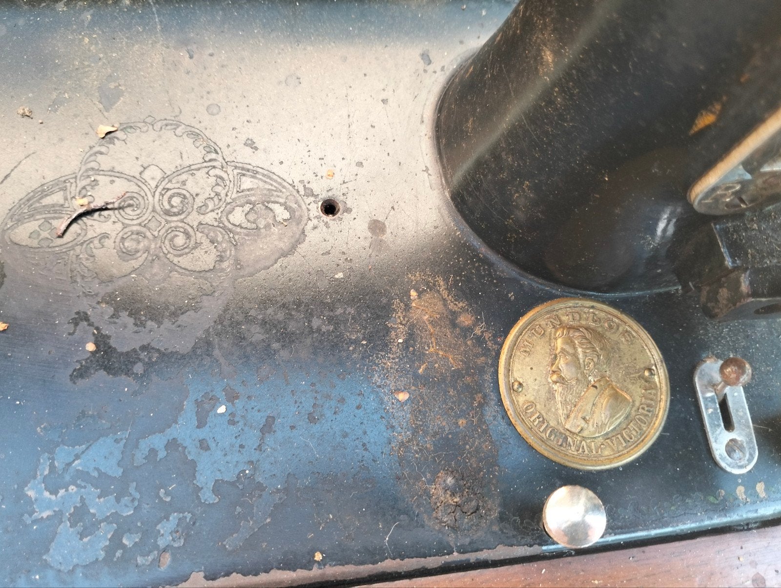 Oude Mundlos naaimachine met houten kap, Ophalen