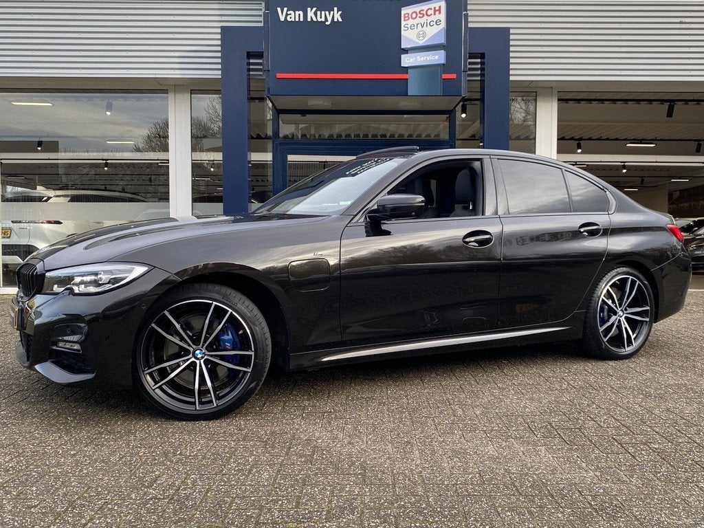 BMW 3-serie 330e M Sport High Executive / Automaat / NL-Auto, 1998 cc, Achterwielaandrijving, Gebruikt, Zwart