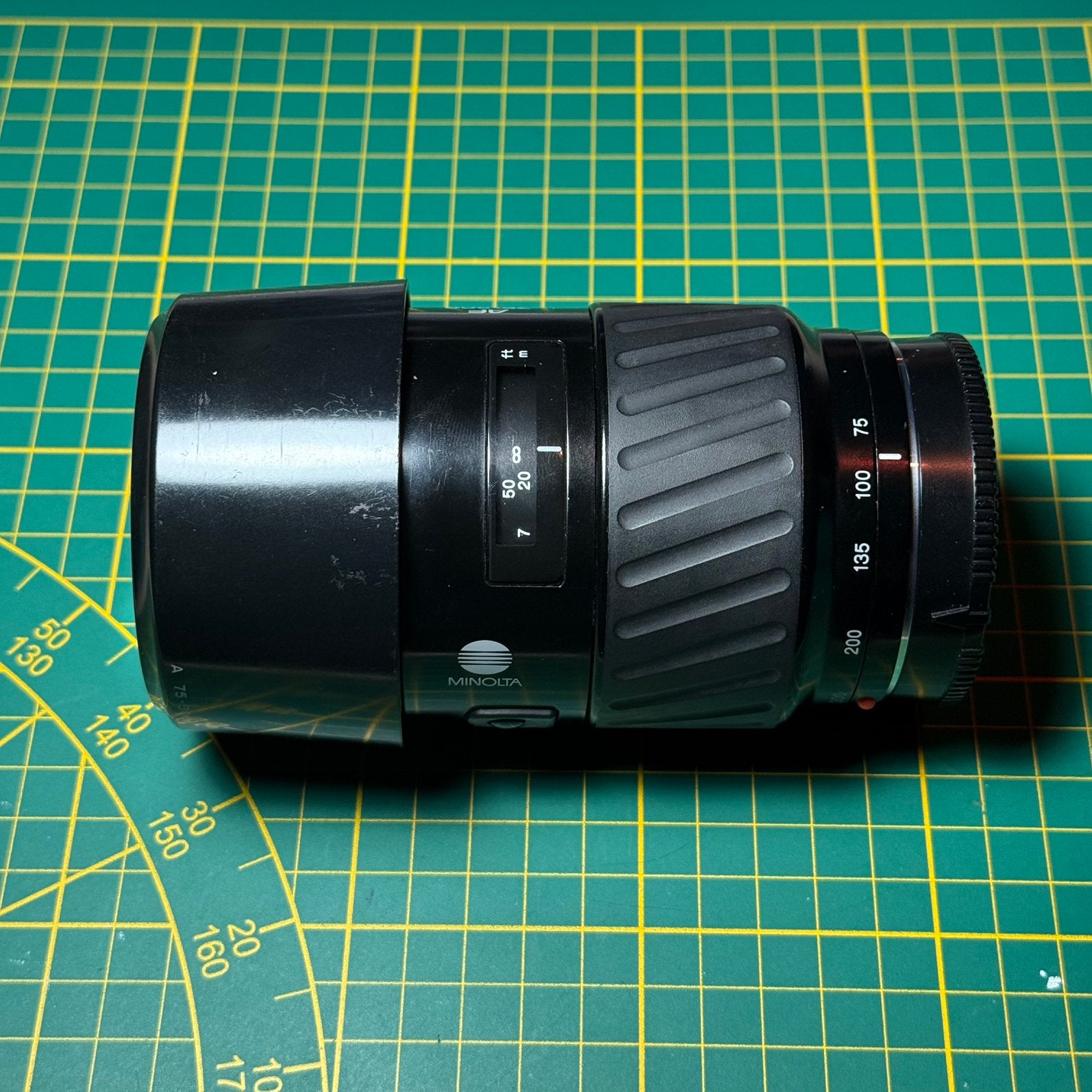 Minolta AF 75-300mm f/4.5-5.6 Sony A – zoomring defect, Gebruikt, 300 mm, Zonnekap, Telelens