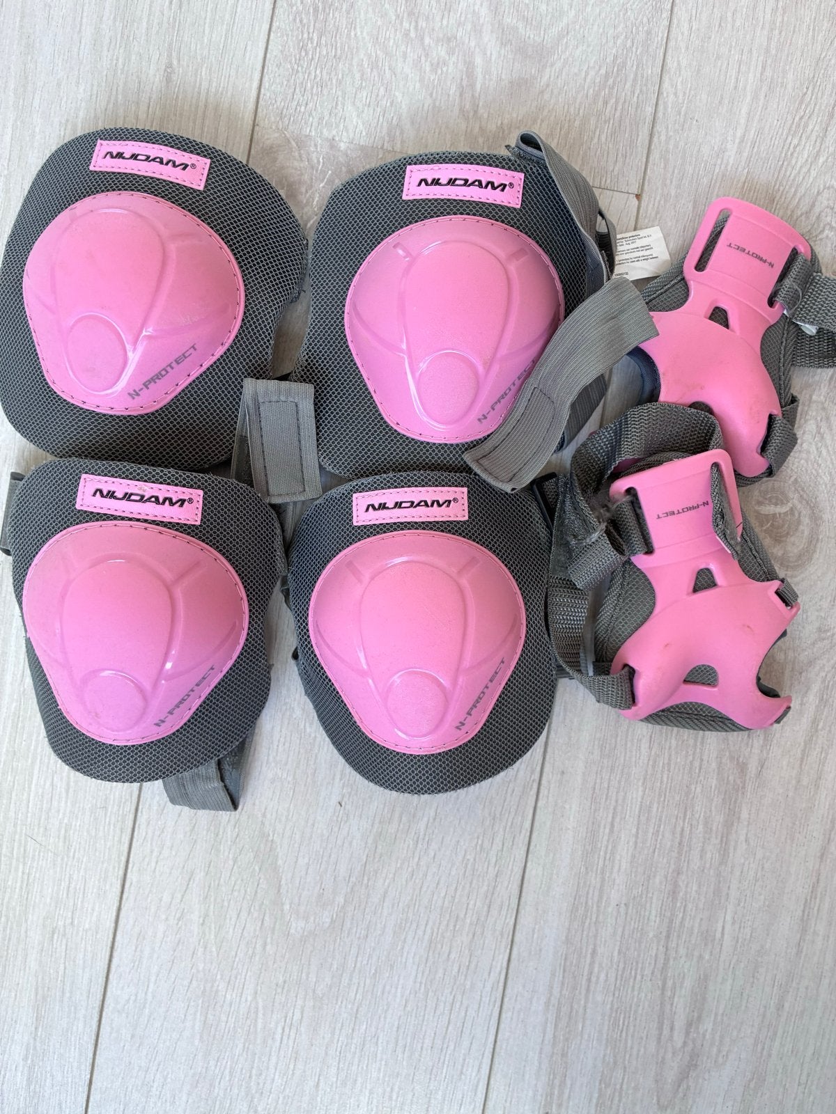 Nudam Beschermset Roze - Knie-, Elleboog- en Polsbeschermers, Sport en Fitness, Skeelers, Overige merken, Gebruikt, Kinderen, Ophalen of Verzenden