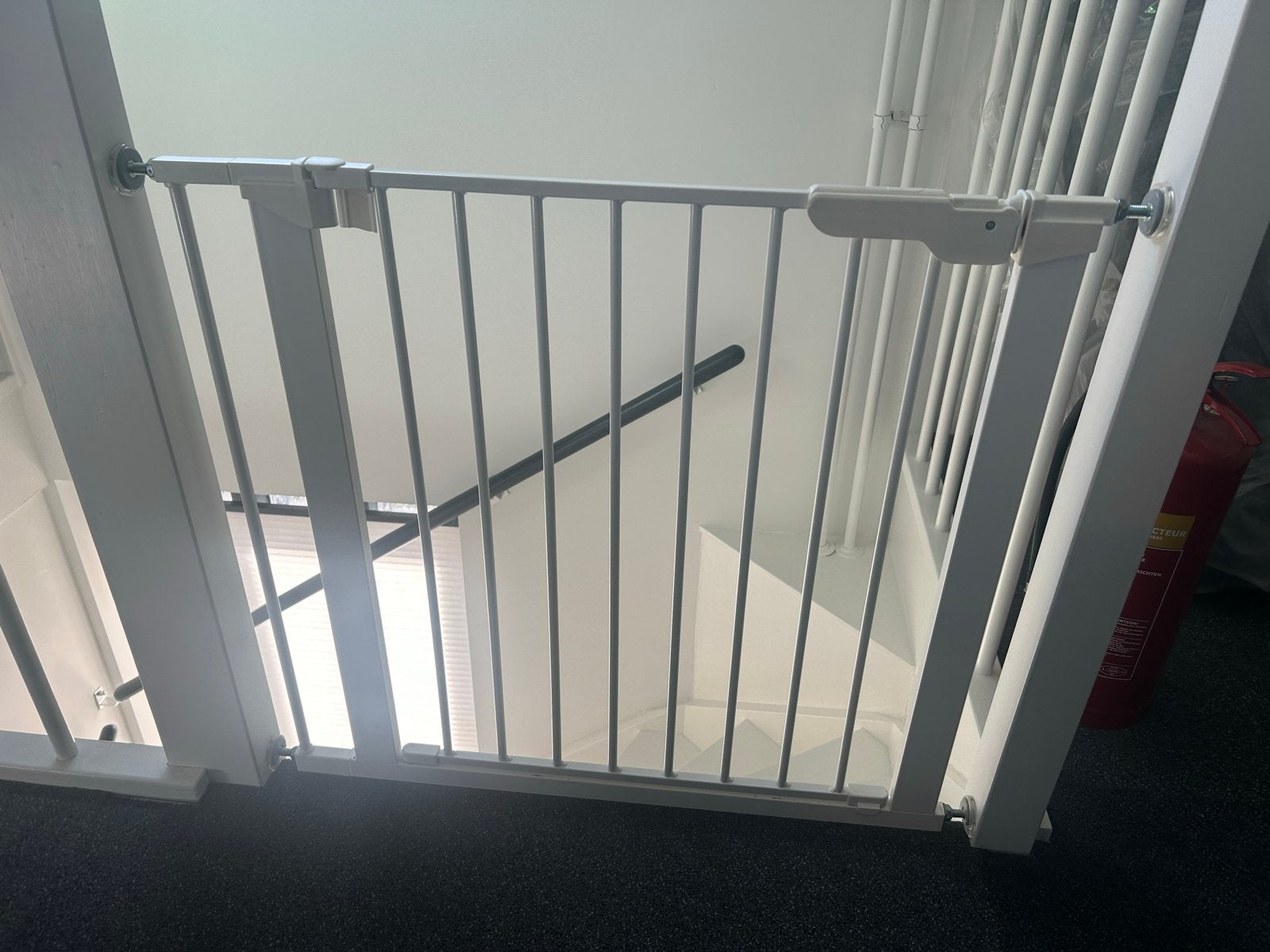 Wit metalen hekje voor trap of deuropening, Ophalen, Aluminium, Zo goed als nieuw, Schroefhekje