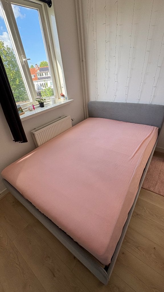 IKEA SLÄTTUM bedframe – grijs – goede staat, Huis en Inrichting, Slaapkamer | Bedden, Ophalen, Tweepersoons, 140 cm, Zo goed als nieuw