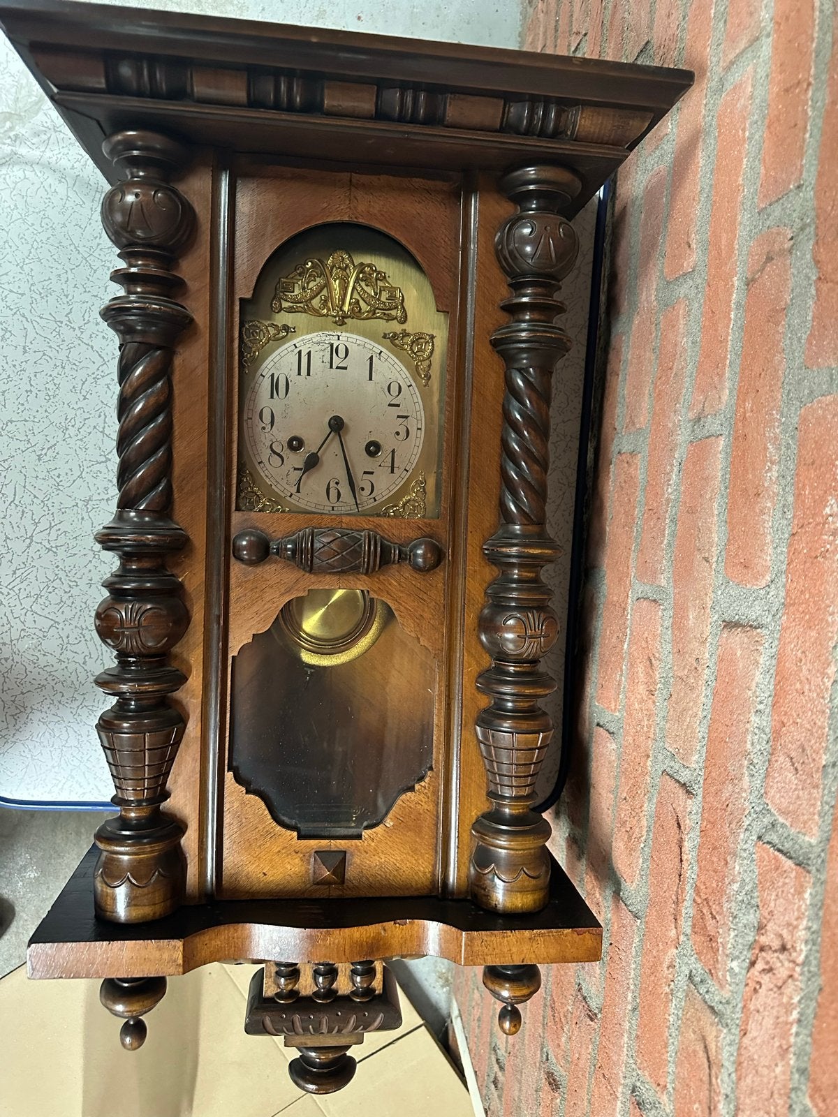 Antieke houten wandklok met slinger en gedraaide pilaren, Ophalen of Verzenden