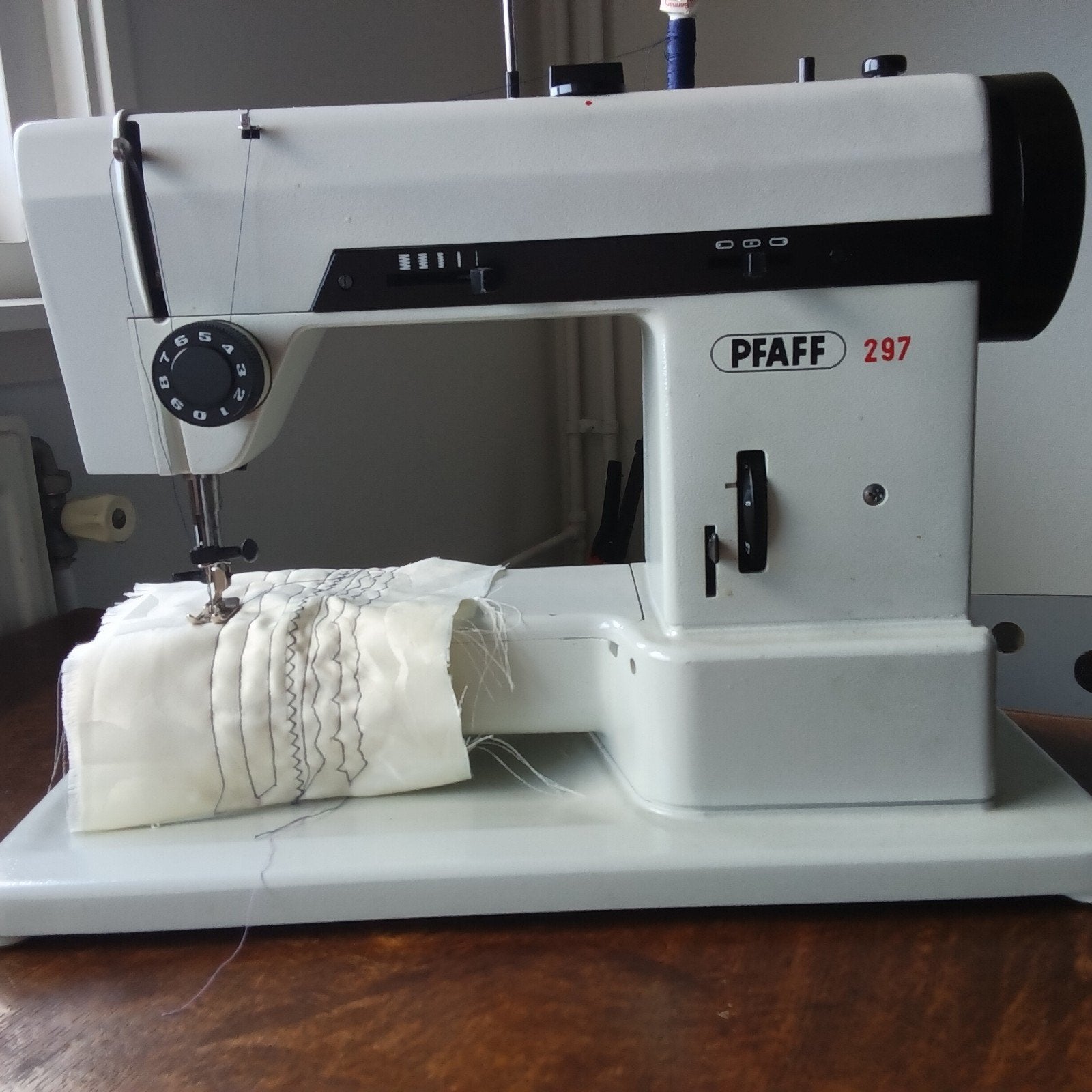 Pfaff 297 Naaimachine - Goed Onderhouden en Werkt Prima, Hobby en Vrije tijd, Naaimachines en Toebehoren, Ophalen, Gebruikt, Naaimachine