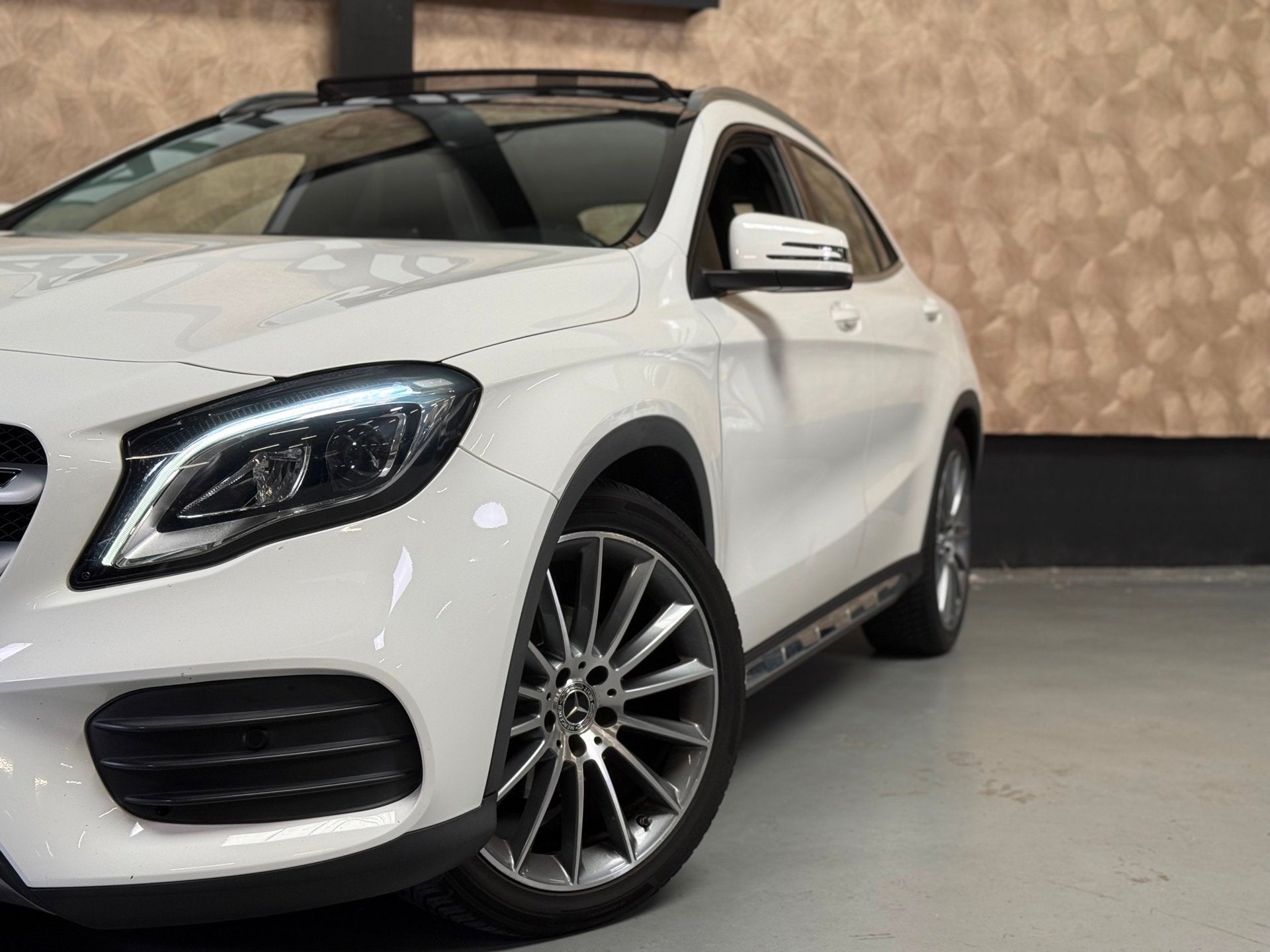 Mercedes-Benz GLA-klasse 200 AMG Edition White| Pano | Camer, Dealer onderhouden, Gebruikt, 715 kg, Wit